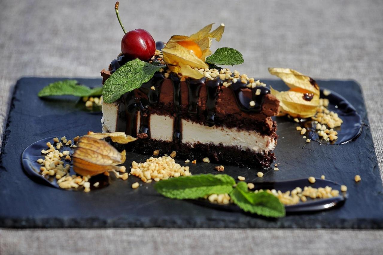 Country Spa Retreat Sznagov Kültér fotó A chocolate cheesecake