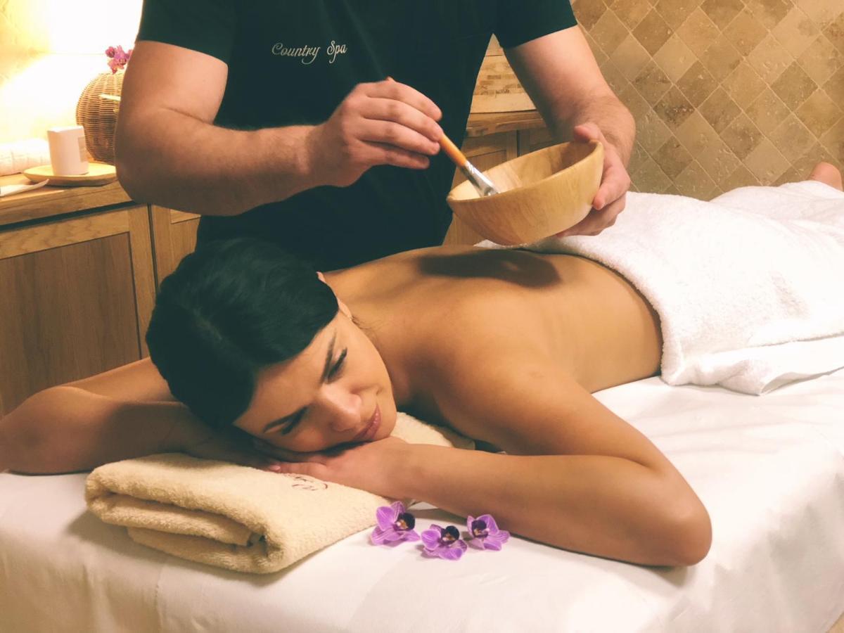 Country Spa Retreat Sznagov Kültér fotó A spa treatment