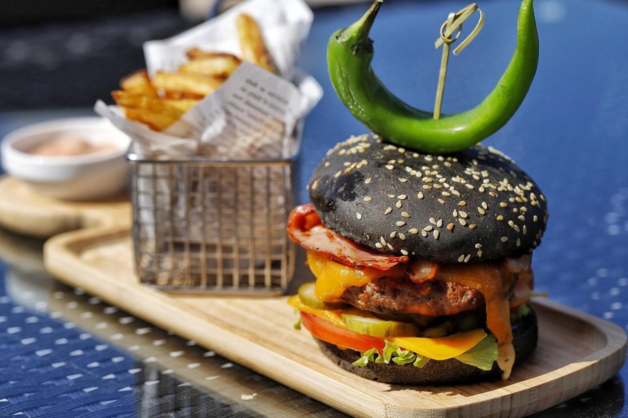 Country Spa Retreat Sznagov Kültér fotó A black bun hamburger