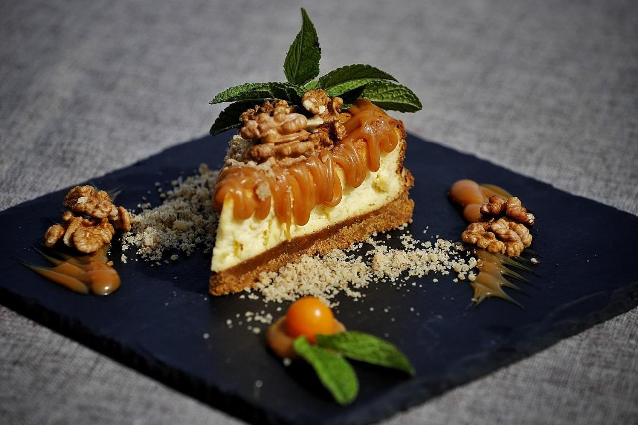 Country Spa Retreat Sznagov Kültér fotó Cheesecake with salted caramel