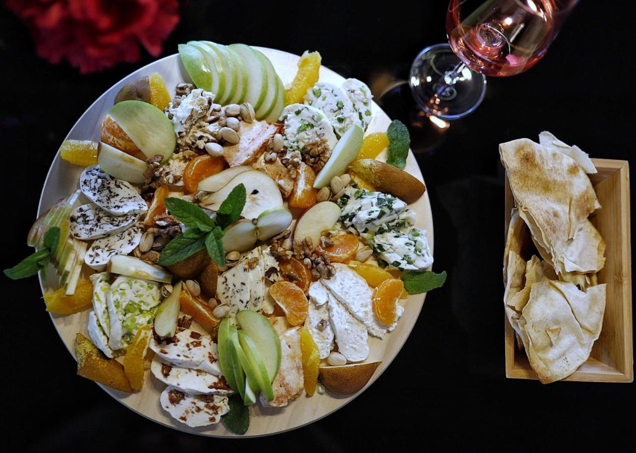 Country Spa Retreat Sznagov Kültér fotó A cheese platter with a selection of cheeses and fruit