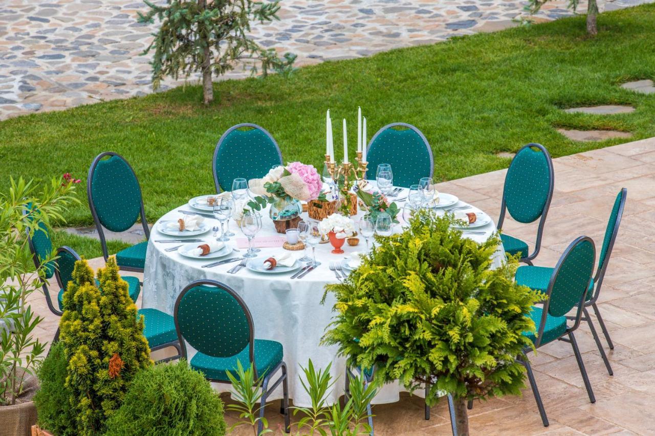 Country Spa Retreat Sznagov Kültér fotó A table set for a wedding reception