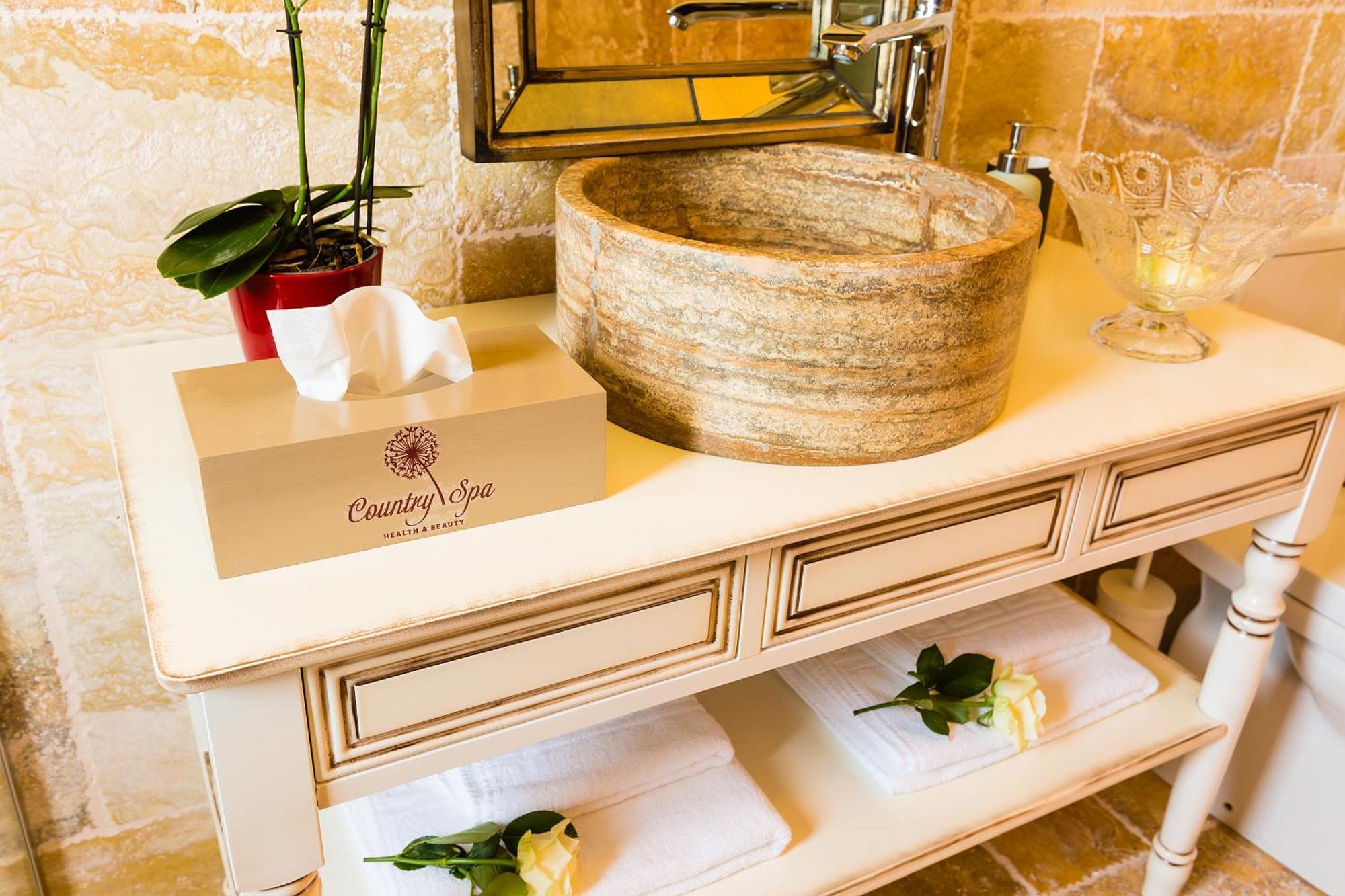 Country Spa Retreat Sznagov Kültér fotó A stone sink