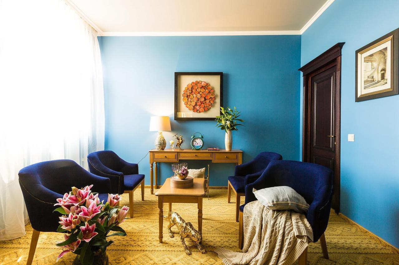 Country Spa Retreat Sznagov Kültér fotó A room with blue walls and blue furniture