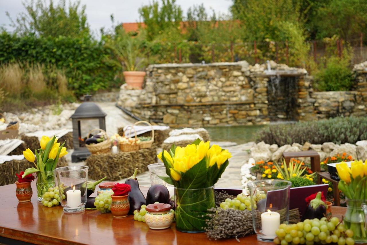 Country Spa Retreat Sznagov Kültér fotó A typical table at a Greek wedding