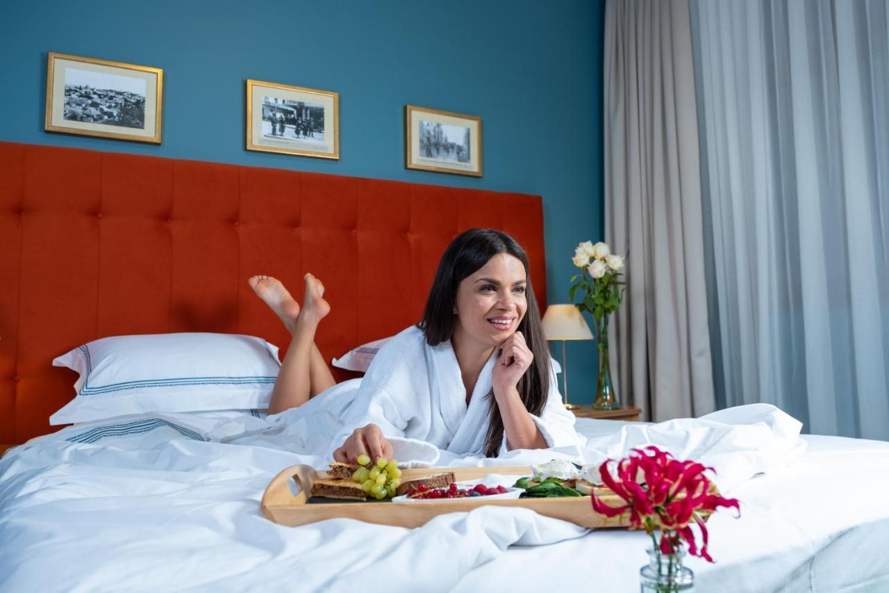 Country Spa Retreat Sznagov Kültér fotó A woman in a bathrobe